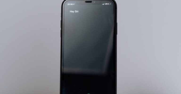 스마트폰으로 음성 검색을 사용하는 장면