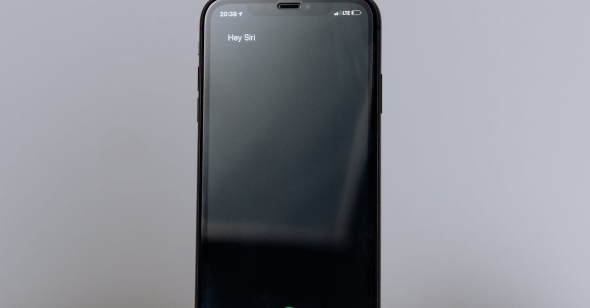 스마트폰으로 음성 검색을 사용하는 장면